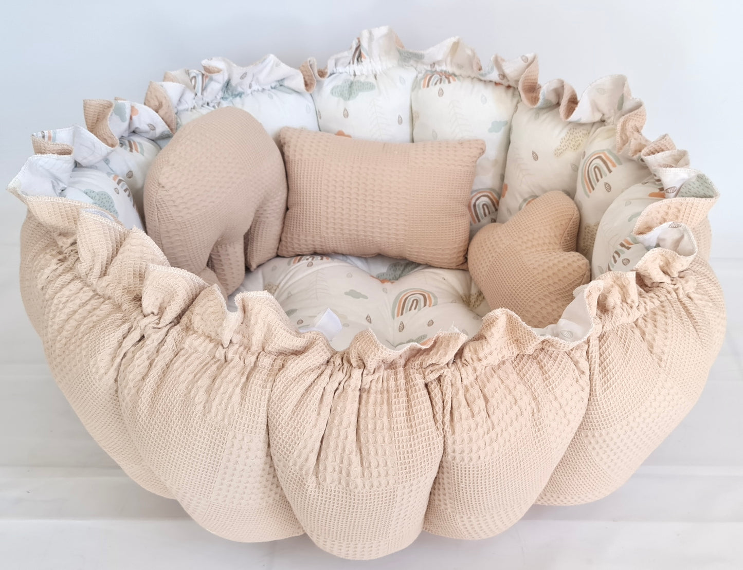 2in1 Spielmatte / Babynest hellbeige Regenbogen