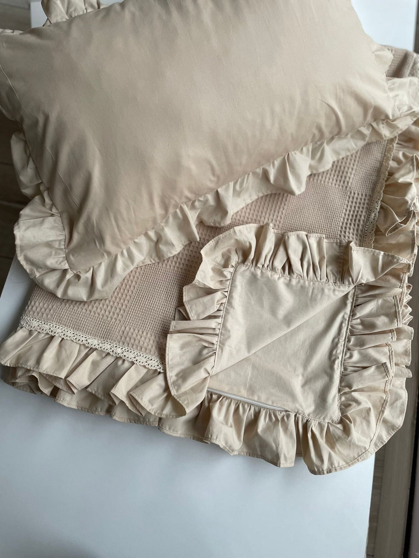 Baby bedding with ruffles beige