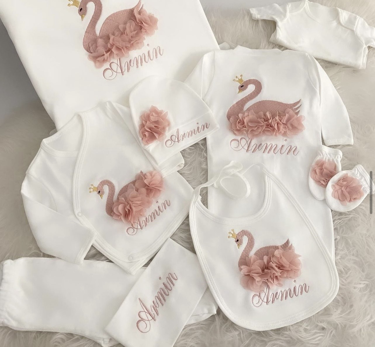 Newborn Set mit Namen Schwan