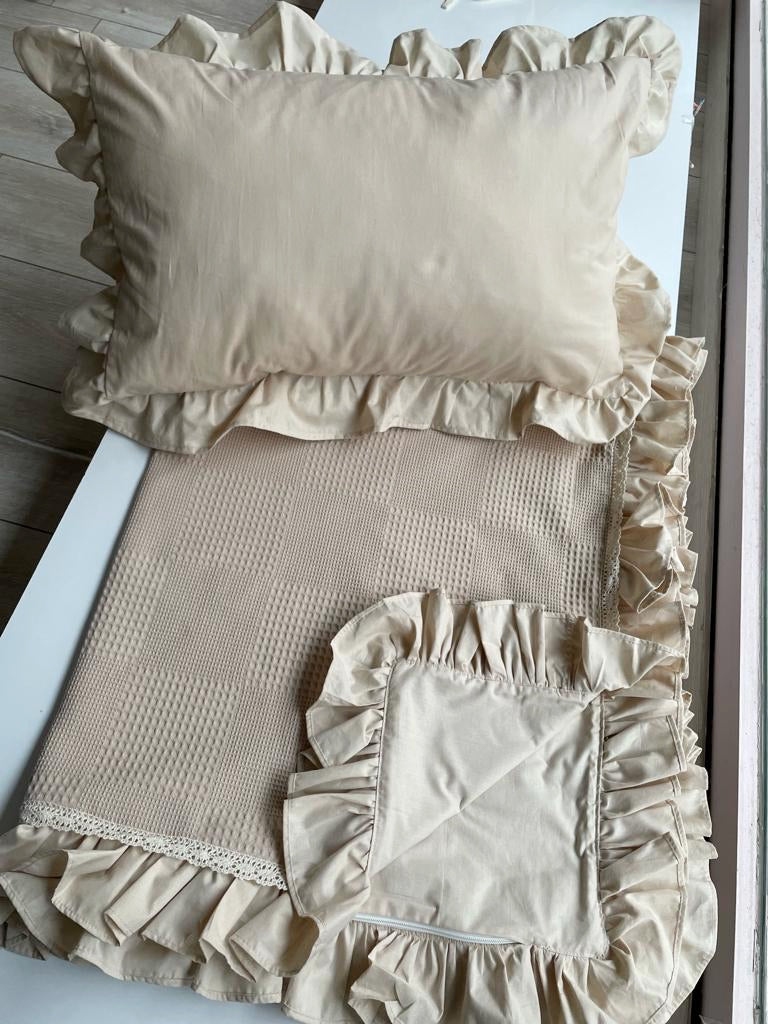 Baby bedding with ruffles beige