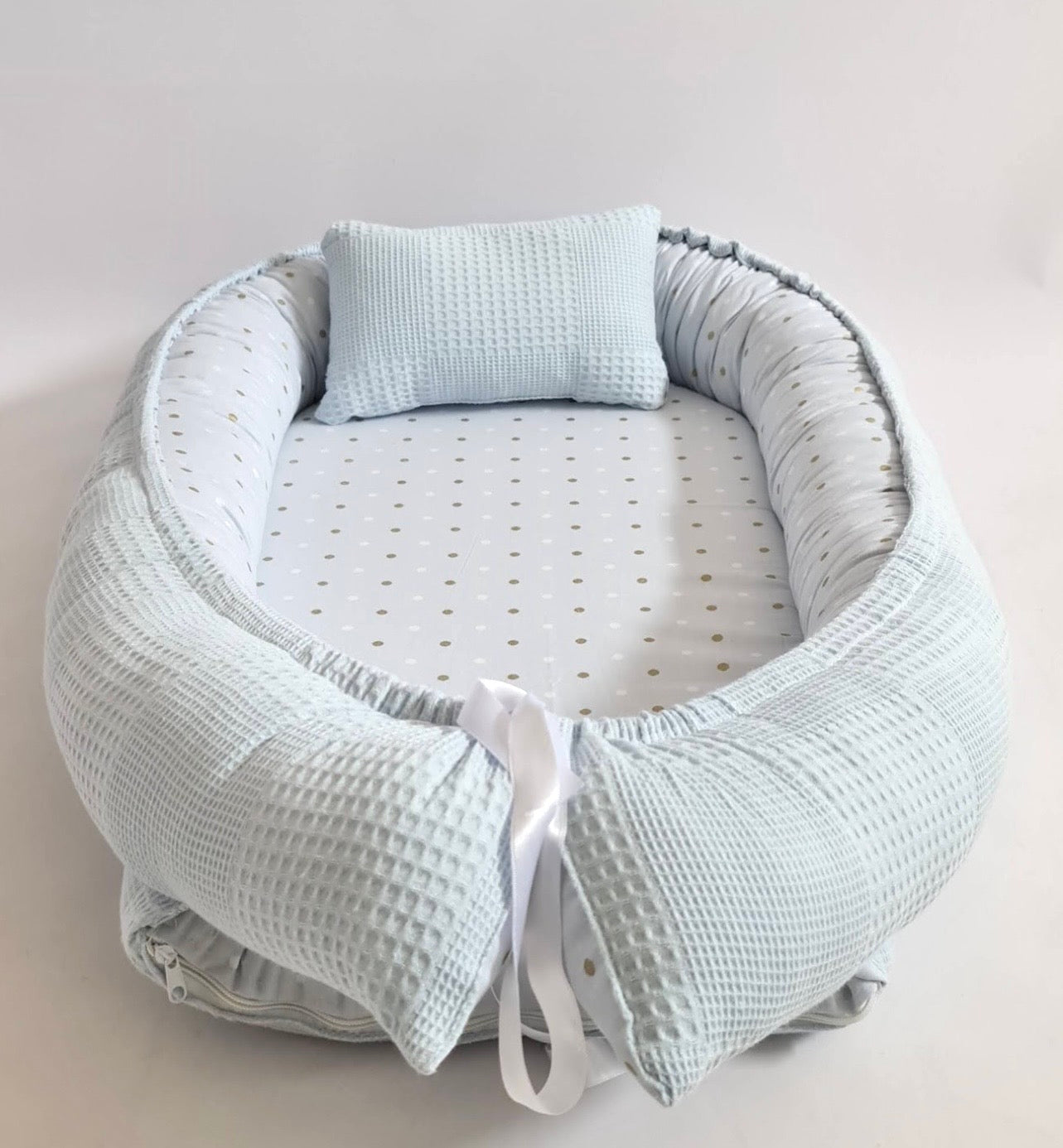 Babynestchen Hellblau weiß goldene Pünktchen