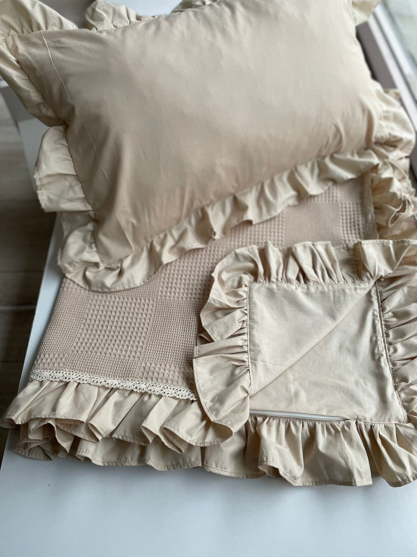 Baby bedding with ruffles beige