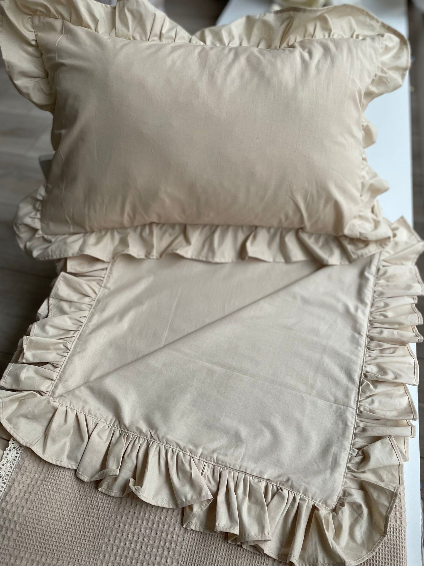 Baby bedding with ruffles beige