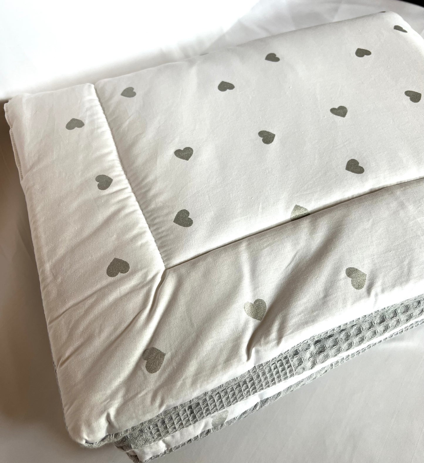 Lined baby blanket light grey silver hearts