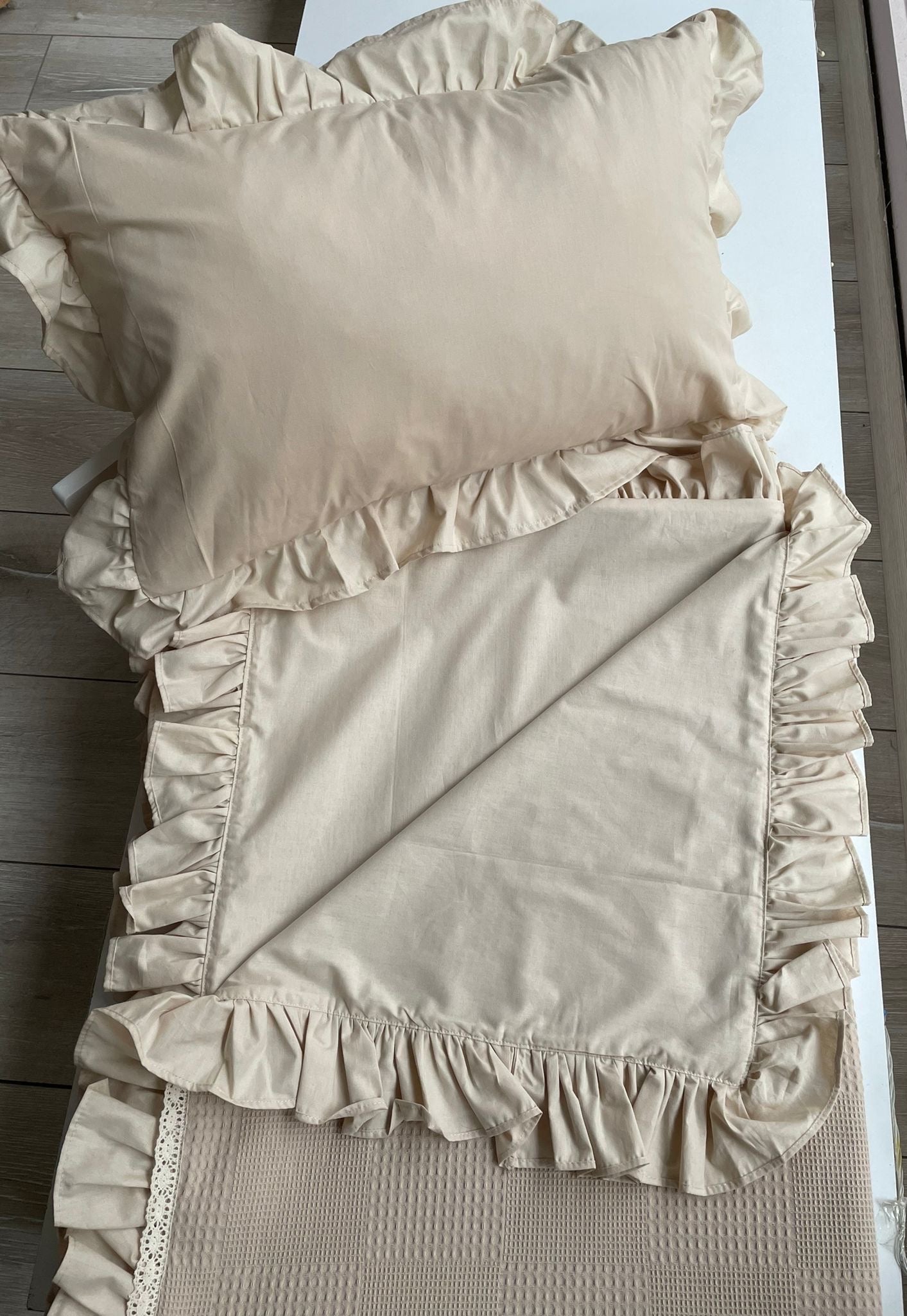 Baby bedding with ruffles beige