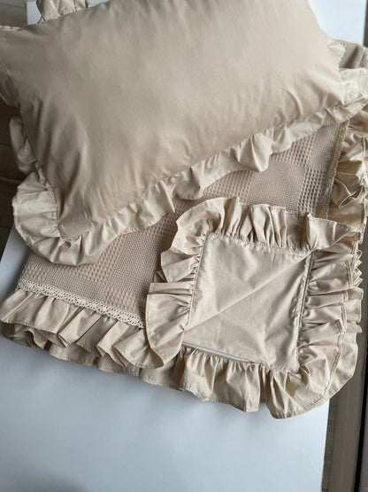 Baby bedding with ruffles beige 