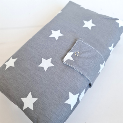 Windeltasche mit Wickelfläche hellblau graue Sterne