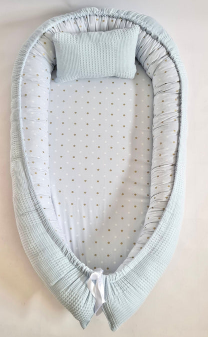 Babynestchen Hellblau weiß goldene Pünktchen
