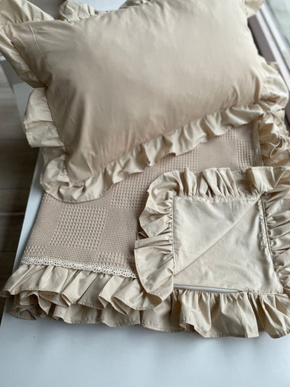 Baby bedding with ruffles beige 
