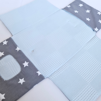 Windeltasche mit Wickelfläche hellblau graue Sterne
